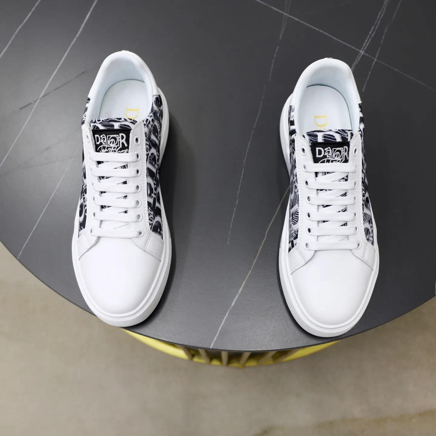 Ex-factory price: 440💰🙅‍♂️🙅‍♂️🙅‍♂️ Brand: Dior DIOR Standard code: 38-44 (45 customized) Grade: Same as the official website Material: Original fabric Comfortable lining Lightweight wear-resistant outsole Style category: Men's fashionable casual shoes Running sneakers Distinguished luxury brand elements Top luxury Color: Actual picture color